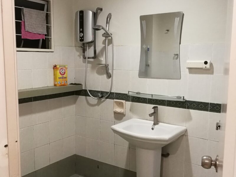 Cozy Single Room/Super single bed with balcony (share toilet)