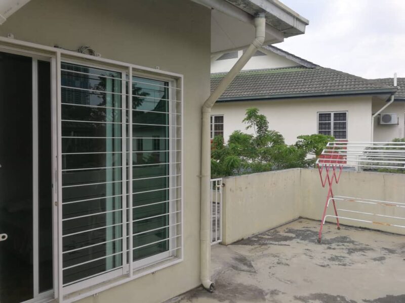 Cozy Single Room/Super single bed with balcony (share toilet)