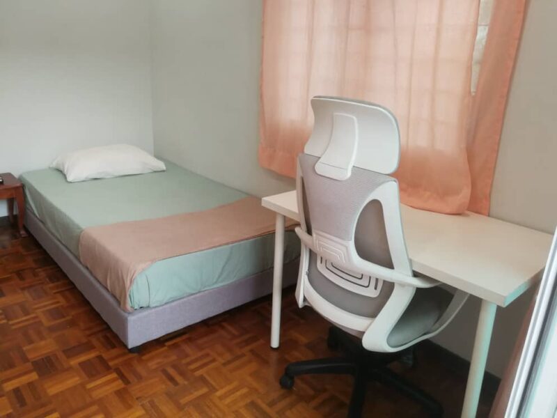 Cozy Single Room/Super single bed with balcony (share toilet)